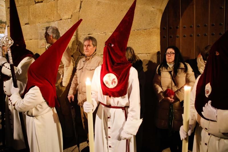 La procesión del Cristo Yacente y la Señora de la Soledad tuvo que regresar al templo por la lluvia. 