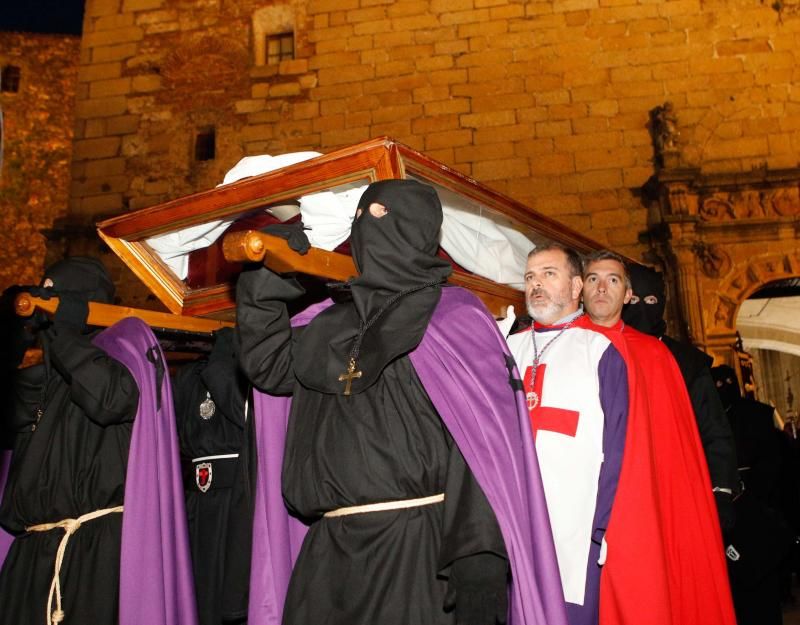 La procesión del Cristo Yacente y la Señora de la Soledad tuvo que regresar al templo por la lluvia. 