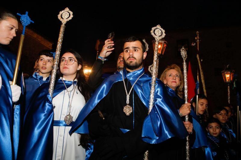 La procesión del Cristo Yacente y la Señora de la Soledad tuvo que regresar al templo por la lluvia. 