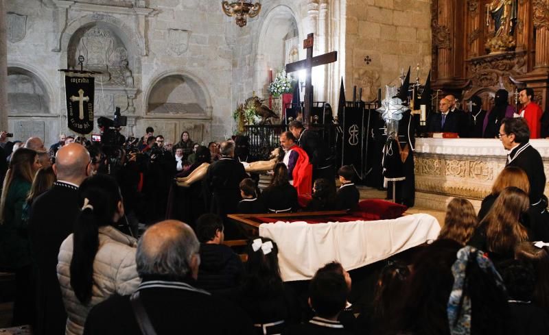 La procesión del Cristo Yacente y la Señora de la Soledad tuvo que regresar al templo por la lluvia. 