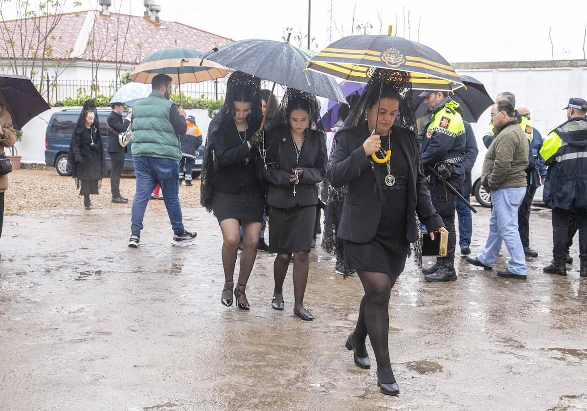 Imagen principal - Santa Eulalia lleva pleno de suspensiones esta Semana Santa en Mérida