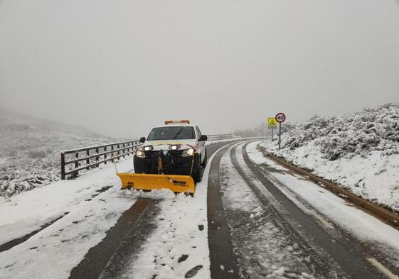 La carretera que sube al pico Villuercas está cortada por nieve este Viernes Santo.