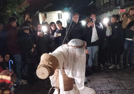 Un momento de la procesión por las calles de Valverde de la Vera.