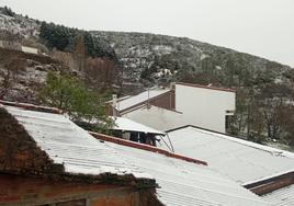 Nieve en el municipio cacereño de La Garganta este Viernes Santo.