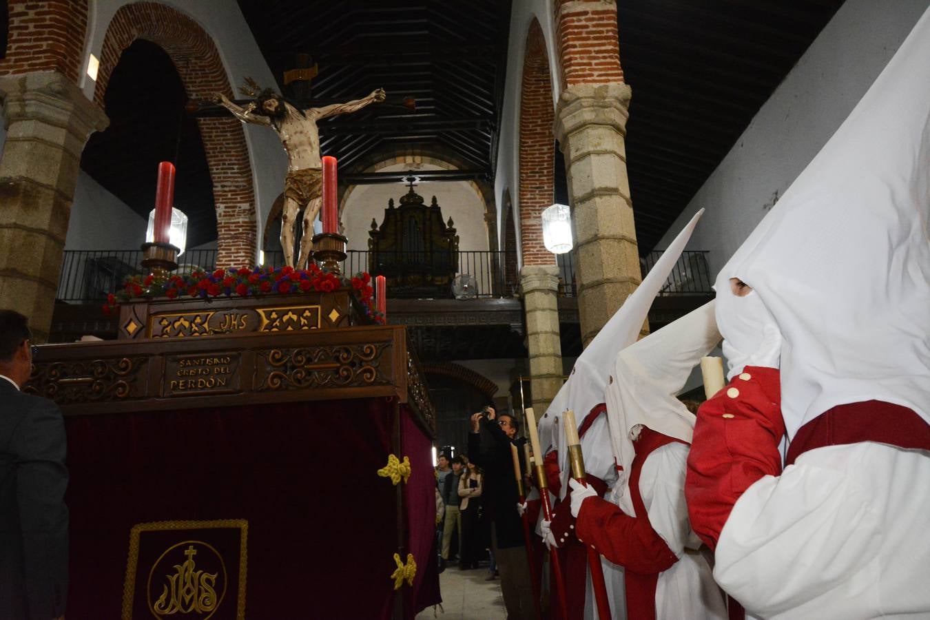 Las procesiones del Viernes Santo se quedaron en los templos