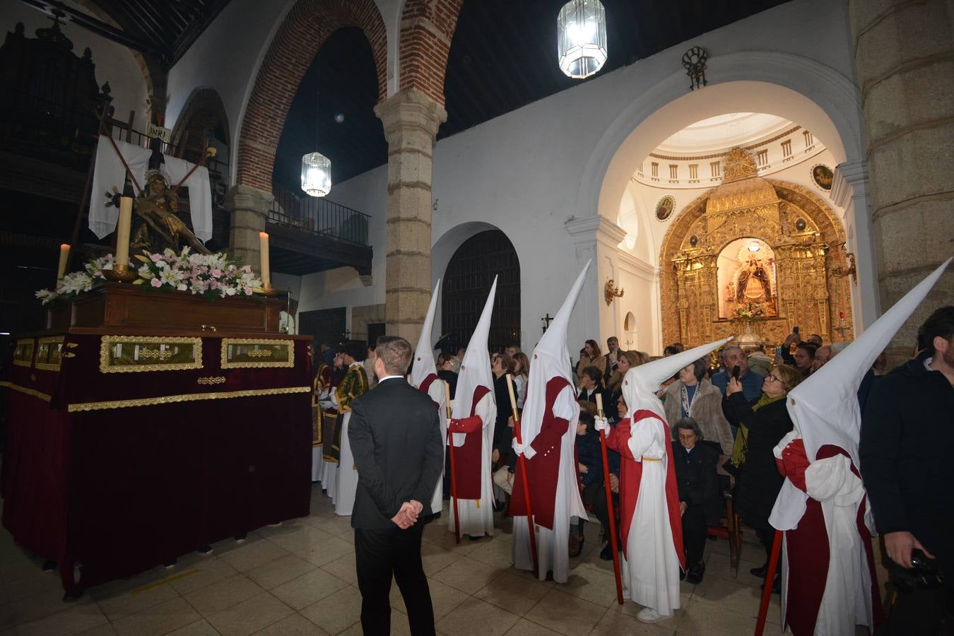 Las procesiones del Viernes Santo se quedaron en los templos