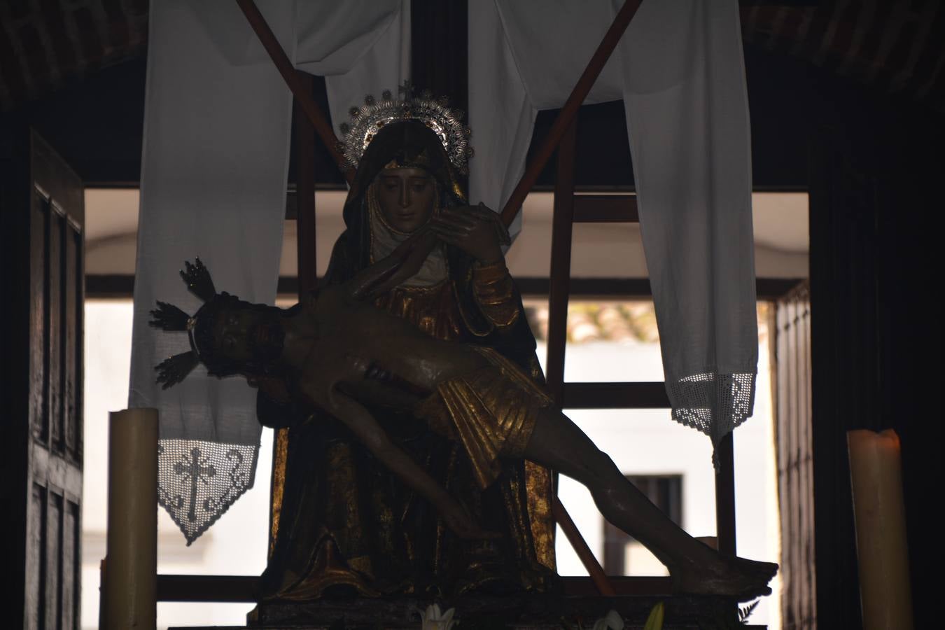 Las procesiones del Viernes Santo se quedaron en los templos