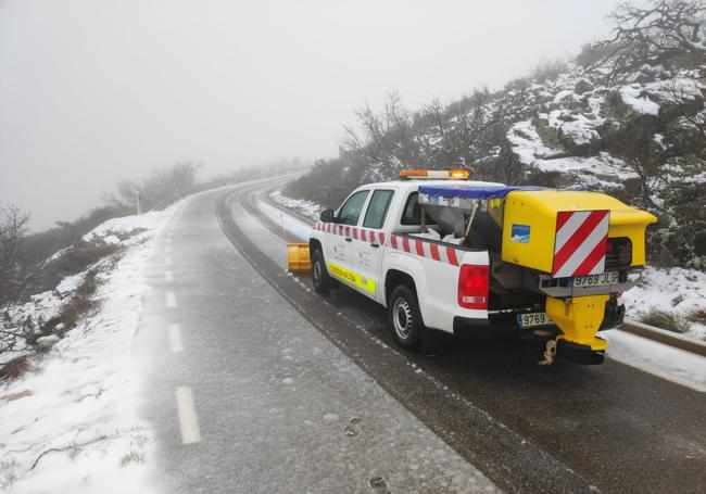 Vigilancia y mantenimiento con pick-up quitanieves en el Pico Villuercas.