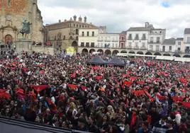 Cientos de personas se unieron para cantar la última canción del Chíviri.
