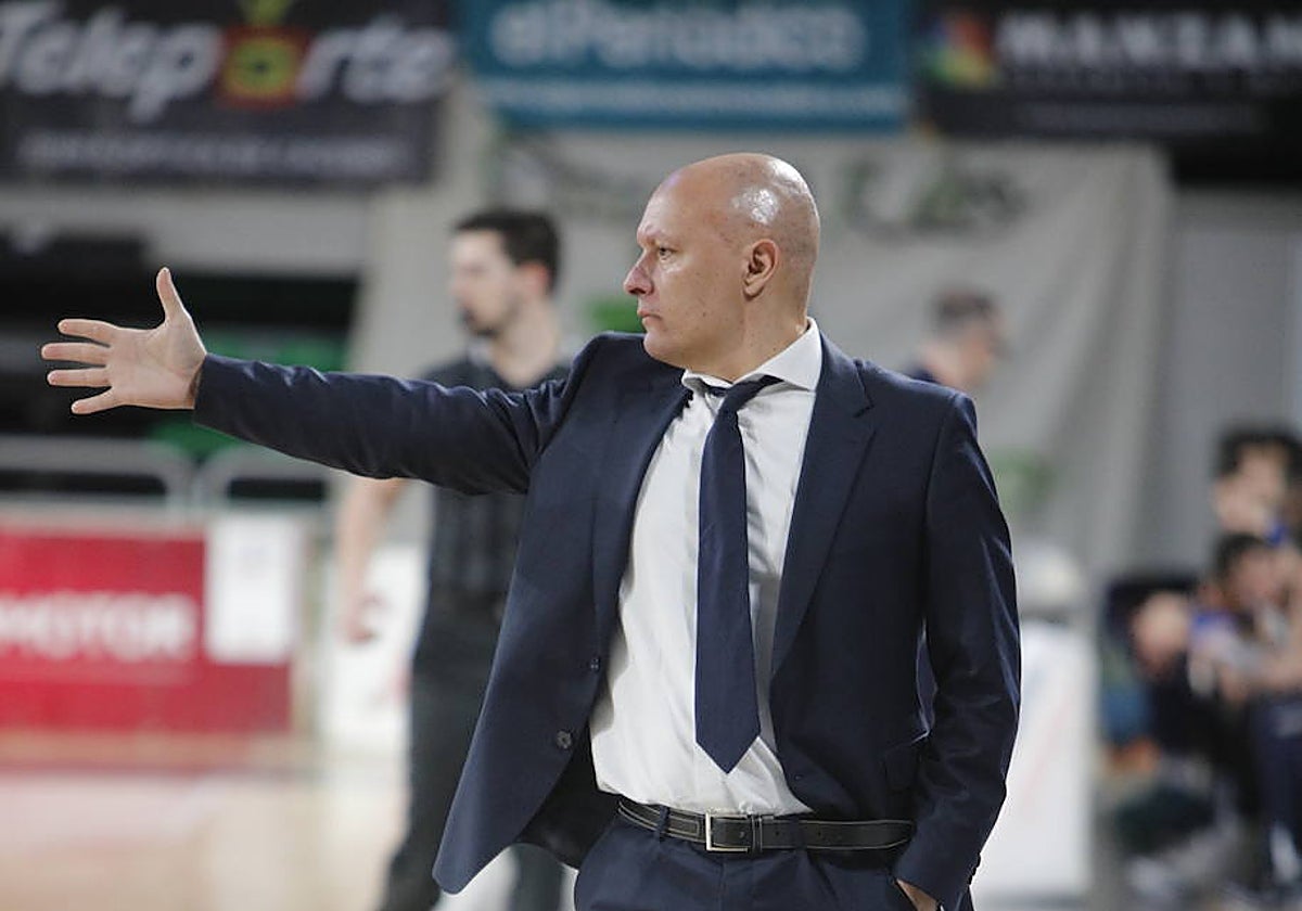 Arturo Álvarez da instrucciones a sus jugadores.