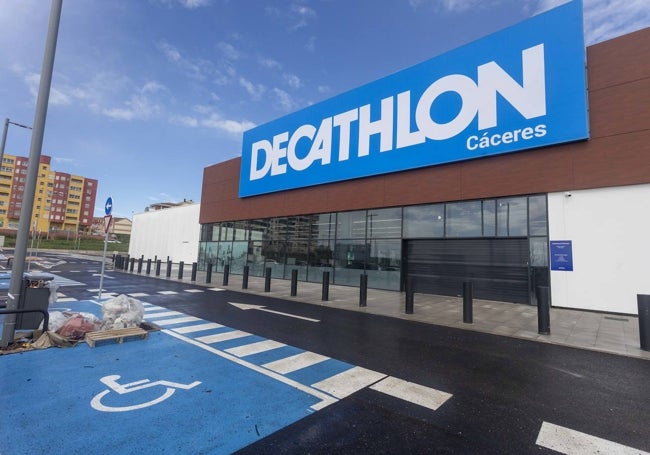 Vista exterior de la nueva tienda de Decathlon, que abre el 5 de abril.