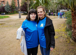 Carmen Casado junto a su madre Mari Carmen Jaramillo en el Día Mundial del Autismo.