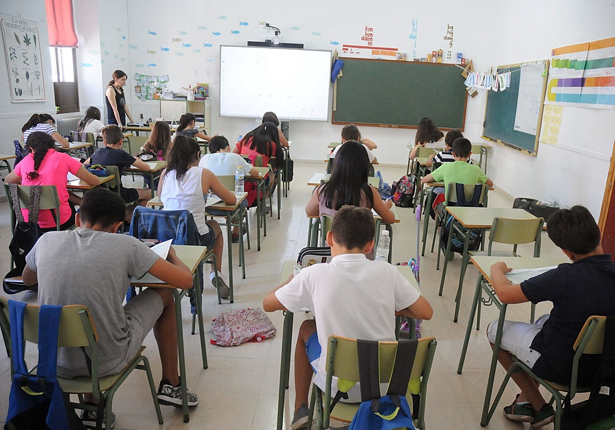 Imagen de archivo de alumnos durante un examen en un centro educativo.