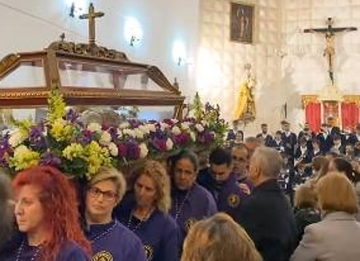 Imagen secundaria 1 - Arriba, Manuel Pardo canta una saeta, junto a la Banda de Cornetas y Tambores 'Villa de Alconchel'. Abajo, acto penitencial con el paso del Cristo Yacente, y final de la Procesión del Silencio.