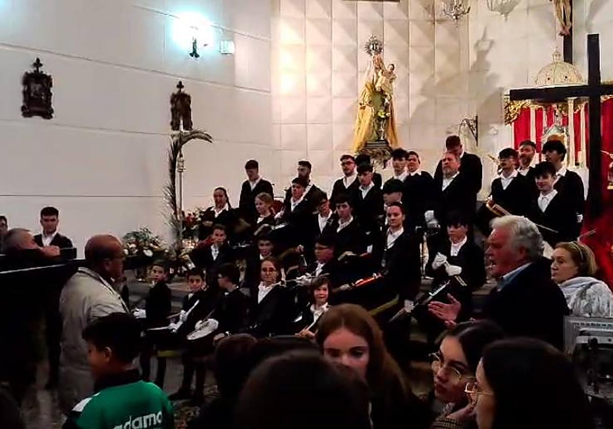 Imagen principal - Arriba, Manuel Pardo canta una saeta, junto a la Banda de Cornetas y Tambores 'Villa de Alconchel'. Abajo, acto penitencial con el paso del Cristo Yacente, y final de la Procesión del Silencio.