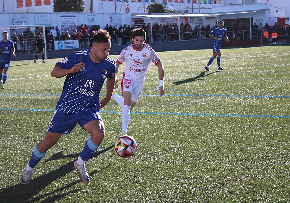 Acción del duelo de la primera vuelta entre el Llerenense y el Badajoz.