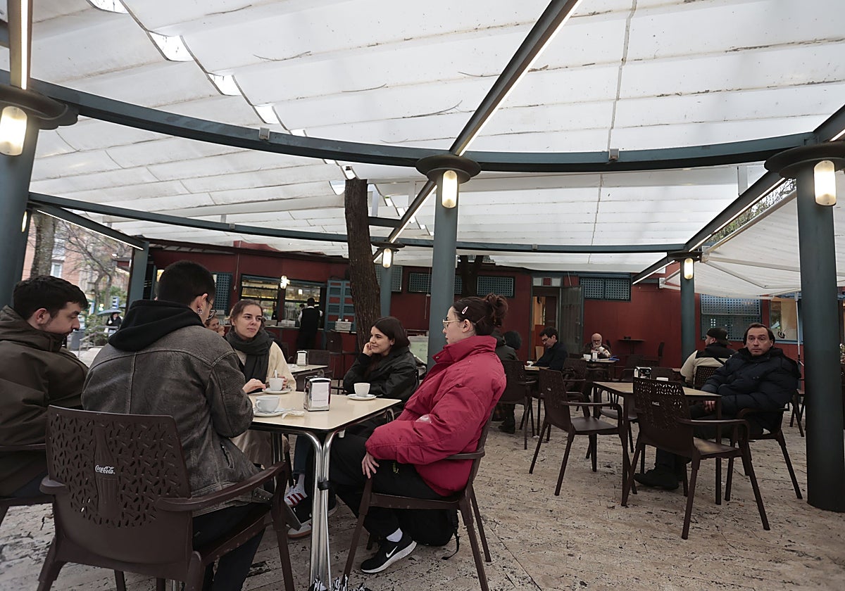 Clientes en el terraza del Quiosco Colón, una de las más frecuentadas en la capital cacereña.