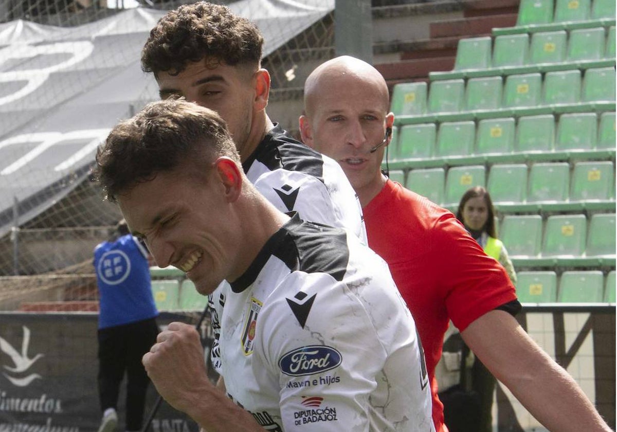 Elejalde y Mizzian celebran el gol del primero ante el Atlético Baleares.