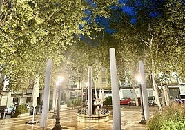 Aspecto de la plaza de Bruselas tras recuperar la iluminación nocturna.
