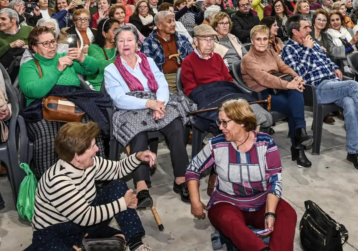 Asistentes a la Feria de los Mayores en Badajoz.