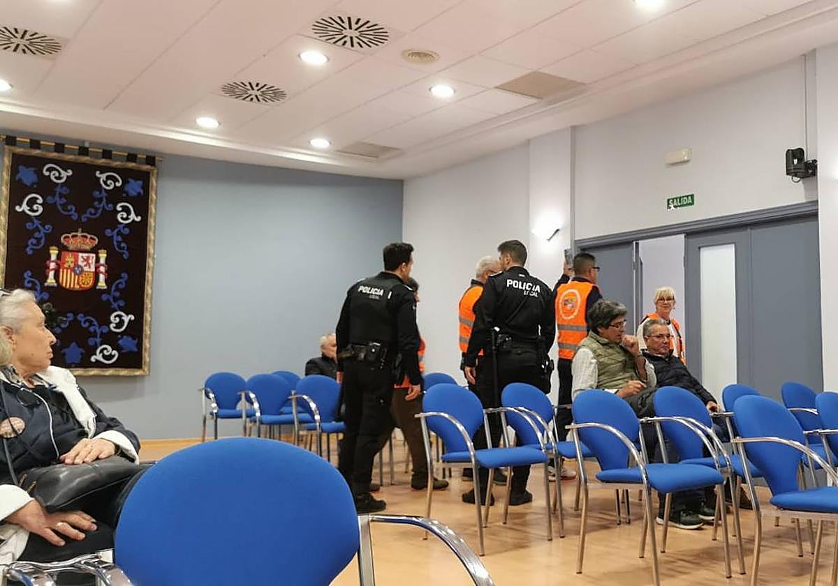 La alcaldesa de Don Benito desaloja a dos personas del pleno por ...