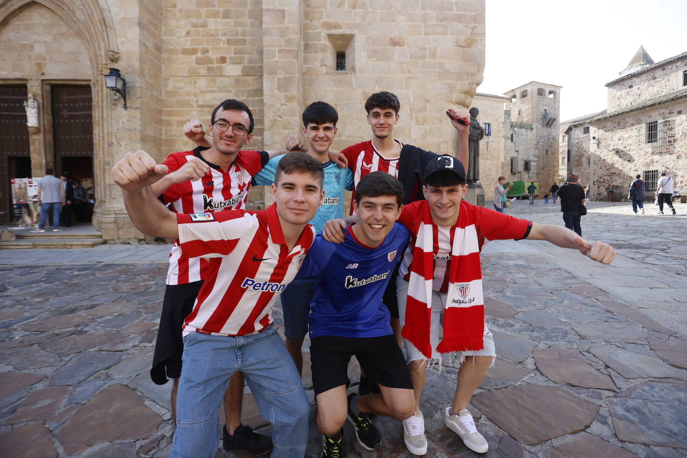 Hinchas del Atleti de Bilbao en el centro de Cáceres. 