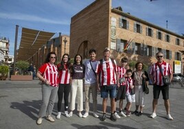 Dos familias seguidoras del Athletic de Bilbao, esta mañana, en Mérida. Detrás, el Museo Nacional de Arte Romano.