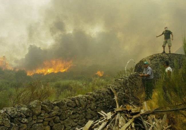 Foto tomado el 3 de agosto de 2003 en plena ola de incendios en Valencia de Alcántara.