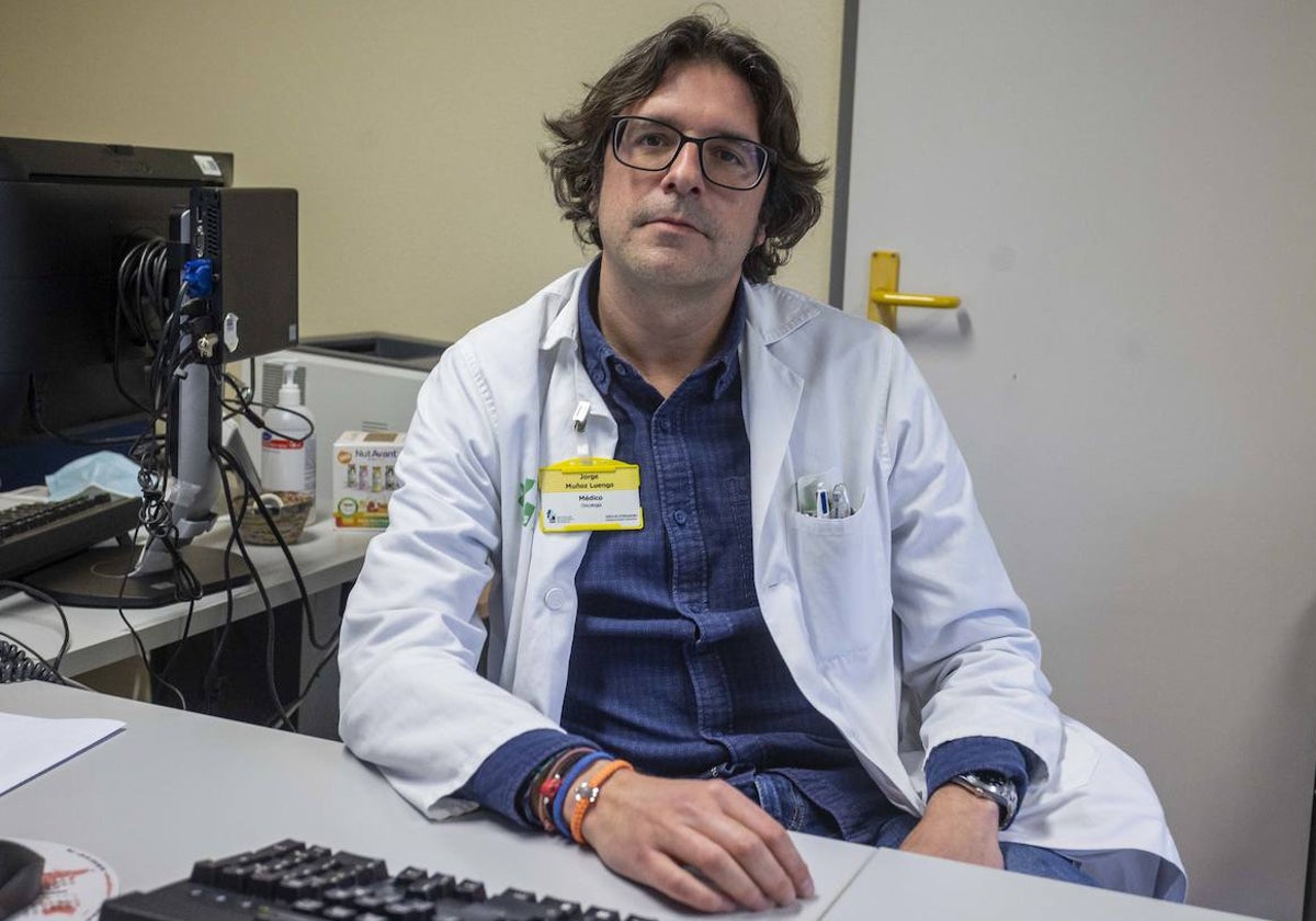 Jorge Muñoz, facultativo especialista en Oncología Médica en el SES que trata tumores digestivos en el Hospital San Pedro de Alcántara de Cáceres.