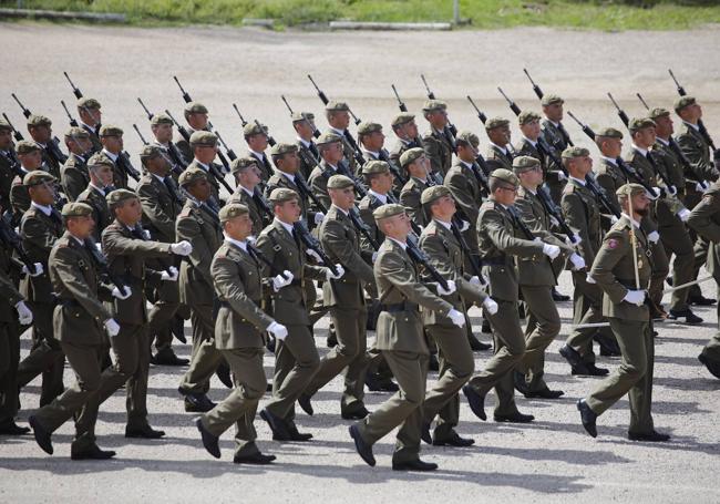 Más de mil militares en formación han desfilado en el Cefot.