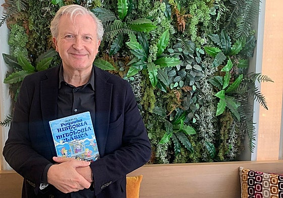 Emilio del Río con su libro 'Pequeña historia de la mitología clásica'.