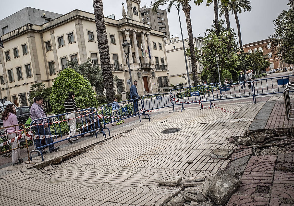 Los daños que ha sufrido la avenida de Huelva.