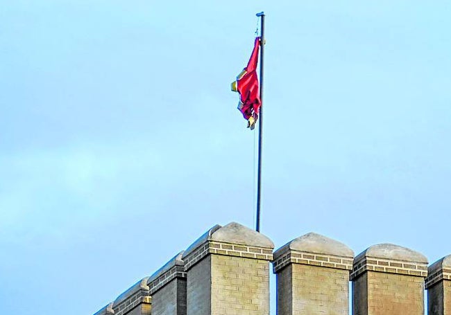 La Torre de Santa María el año pasado con una casaca roja colgada.