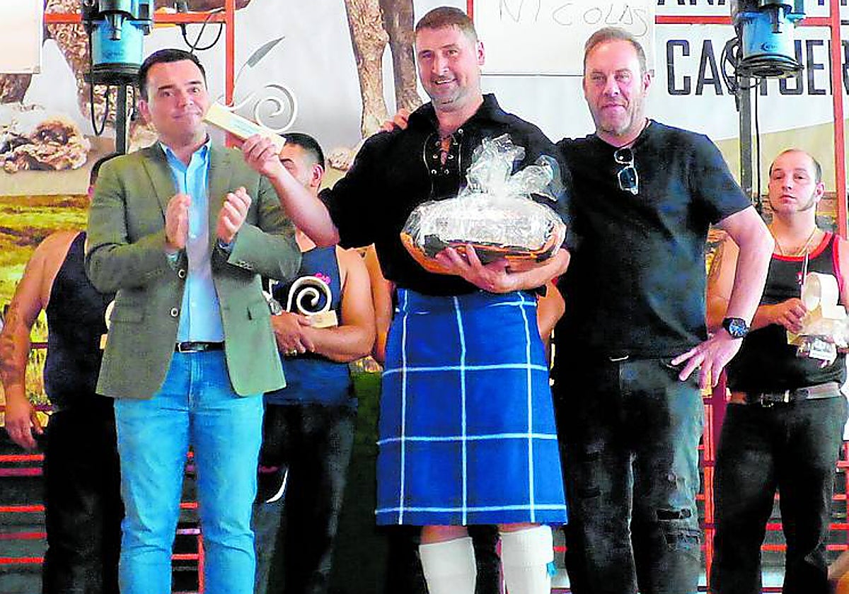 Gavin Mutch recoge ayer su premio.