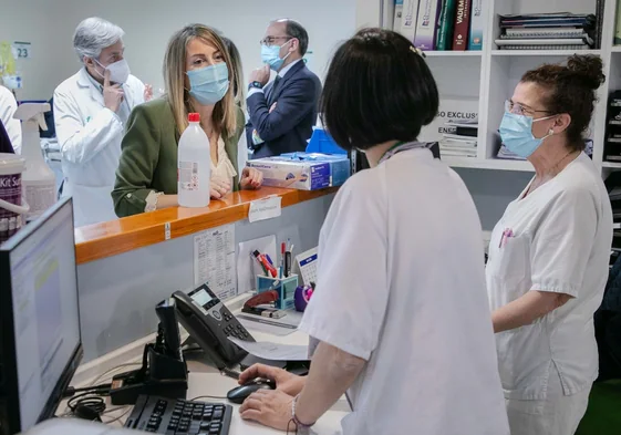 María Guardiola conversa con trabajadores del hospital San Pedro de Alcántara de Cáceres en su visita del pasado lunes.
