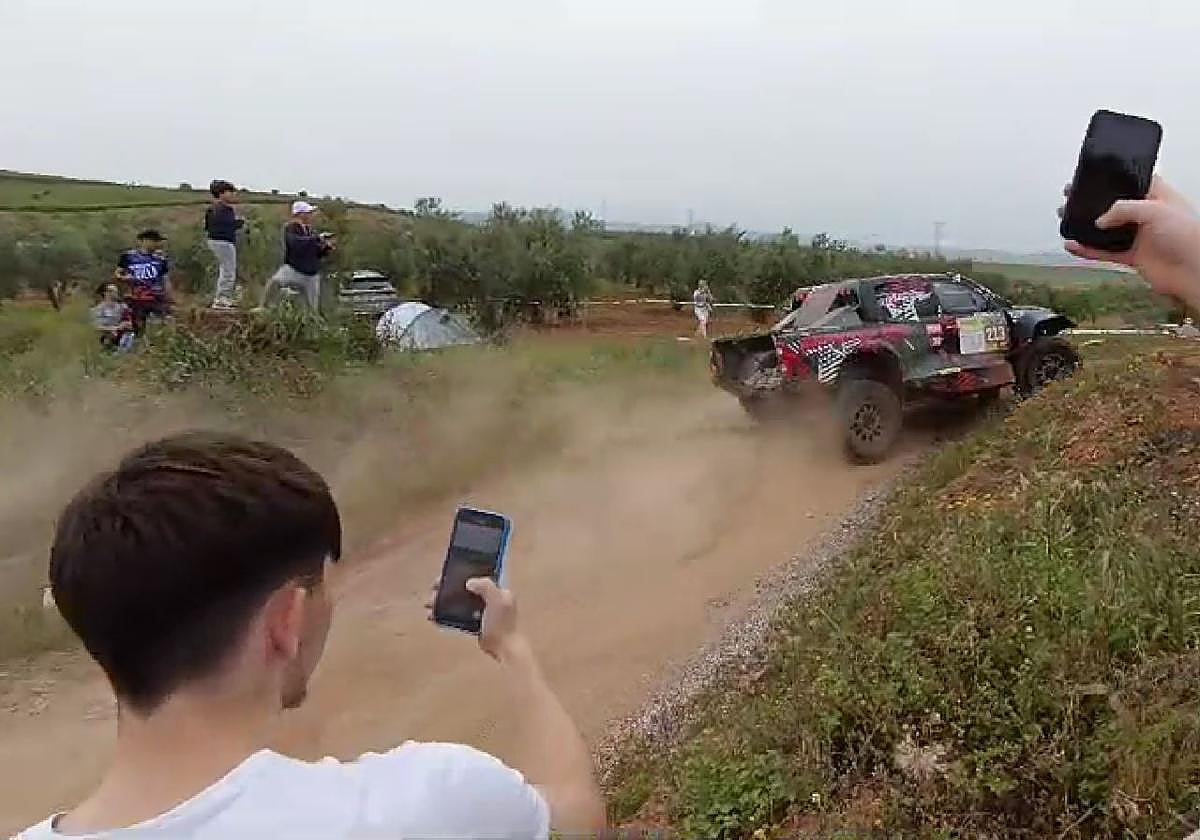 Un error de un piloto siembra el pánico entre los asistentes al Raid Portugal-Extremadura
