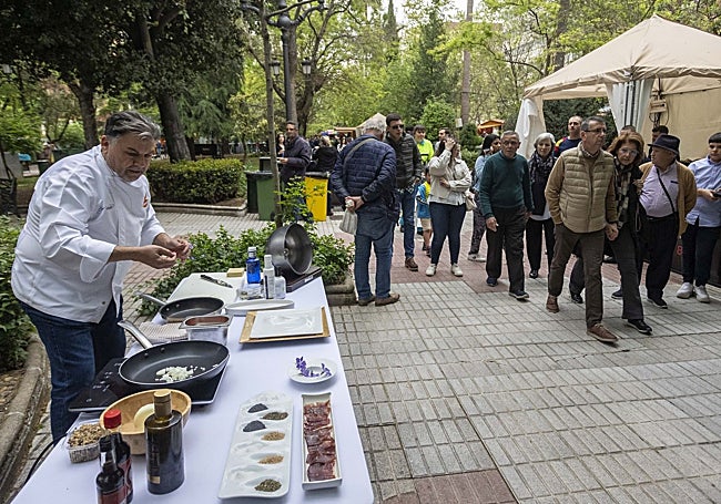 Pepe Valadés , del catering Vía de la Plata de Trujillanos, durante su exhibición.