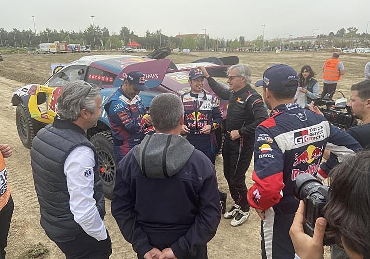 Carlos Sainz junto a Al-Attiyah en la salida de Villafranca de los Barros.