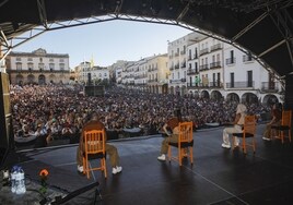 Concierto en la edición del Womad de 2023 con la Plaza Mayor de Cáceres llena.