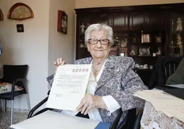 María Antonia Alvarado en su domicilio con su contrato de su trabajo en Telefónica, del año 1942.