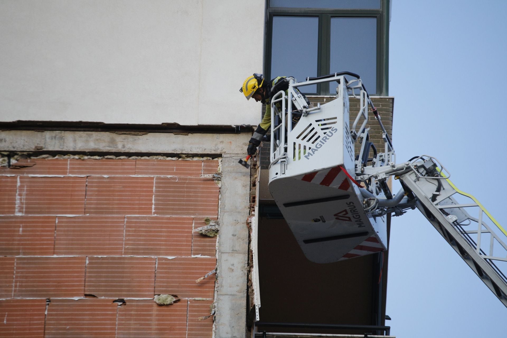 Así ha quedado el edificio de Nuevo Cáceres tras el desprendimiento de la fachada