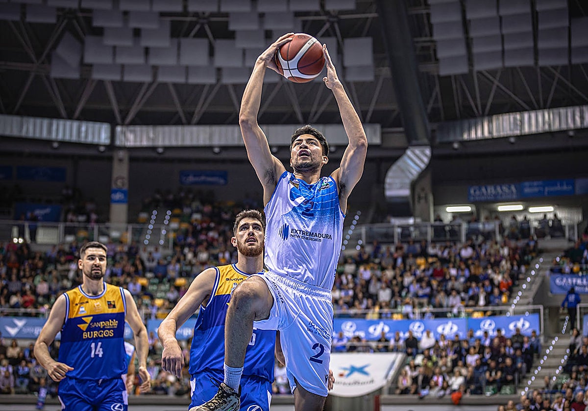 Gael Bonilla, del Cáceres, entra a canasta en el choque de Burgos.