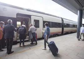 Imagen de archivo de viajeros subiendo a un tren en Cáceres.