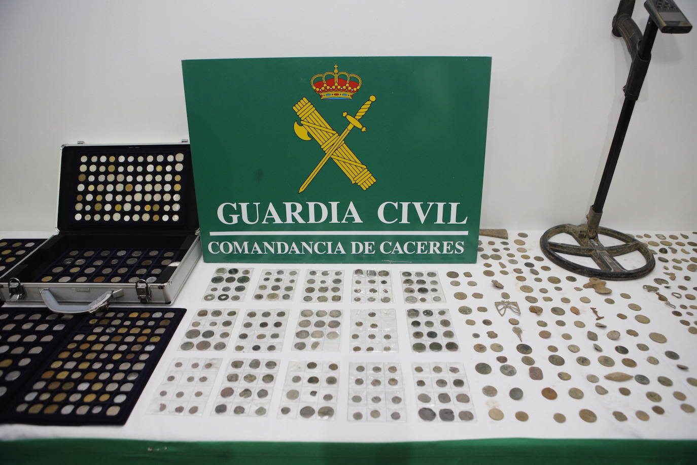 Imágenes (II) de las piezas arquelógicas recuperadas por la Guardia Civil