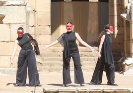 El grupo de teatro del Instituto Santa Eulalia en la representación de Electra.
