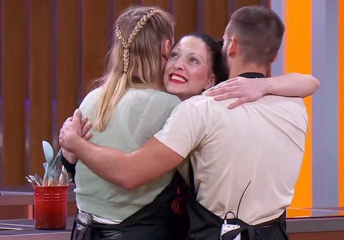 David y Tamara abrazan a Adriana tras el anuncio de su expulsión.