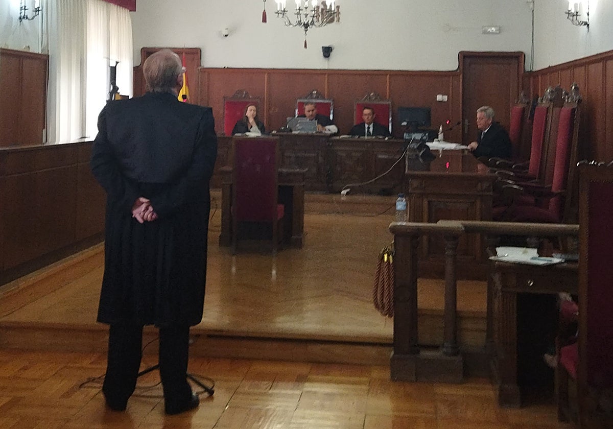 El abogado que llevaba la correduría responde a las preguntas de su abogado.