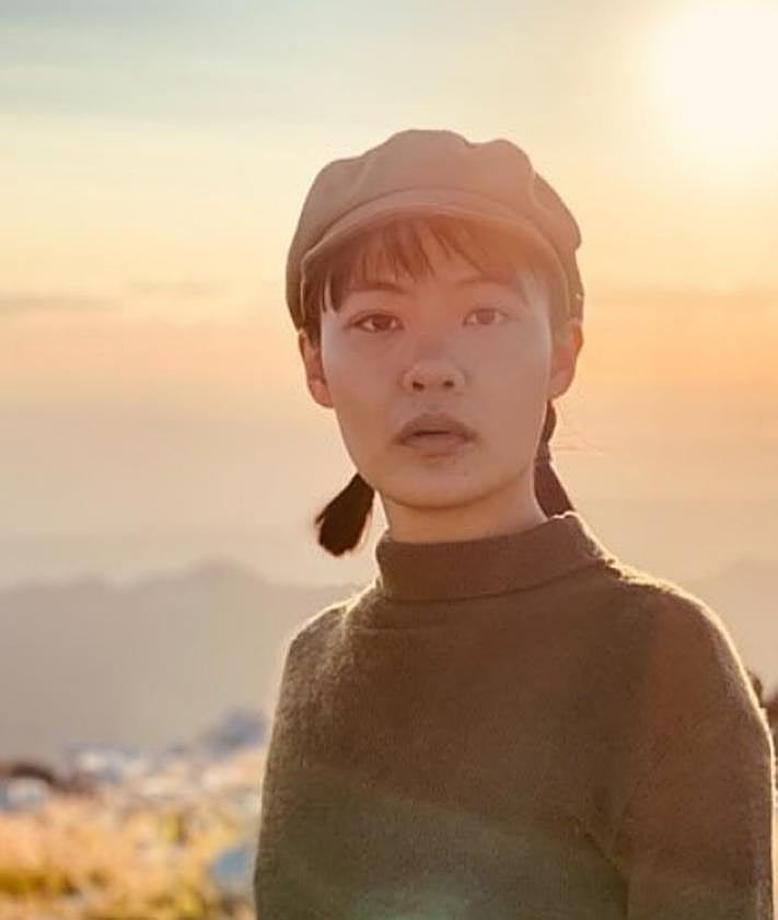 Imagen secundaria 2 - Fotogramas de la serie en los que se reconoce las vistas que se contemplan desde el Pico Villuercas.