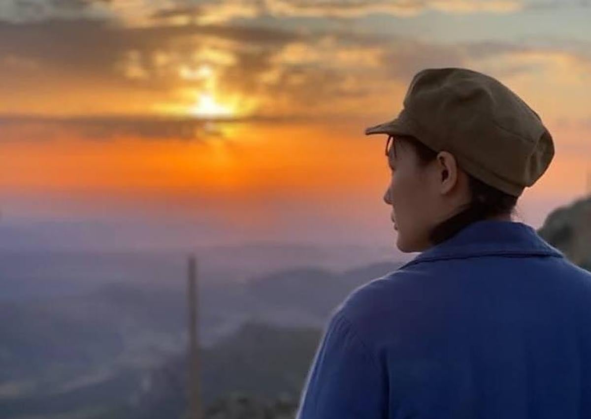 Imagen secundaria 1 - Fotogramas de la serie en los que se reconoce las vistas que se contemplan desde el Pico Villuercas.