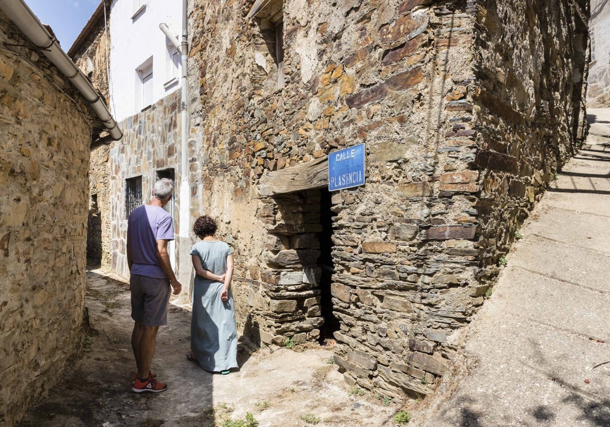 Turistas en Riomalo de Abajo, una de las alquerías que participa en esta iniciativa pionera en la comarca.